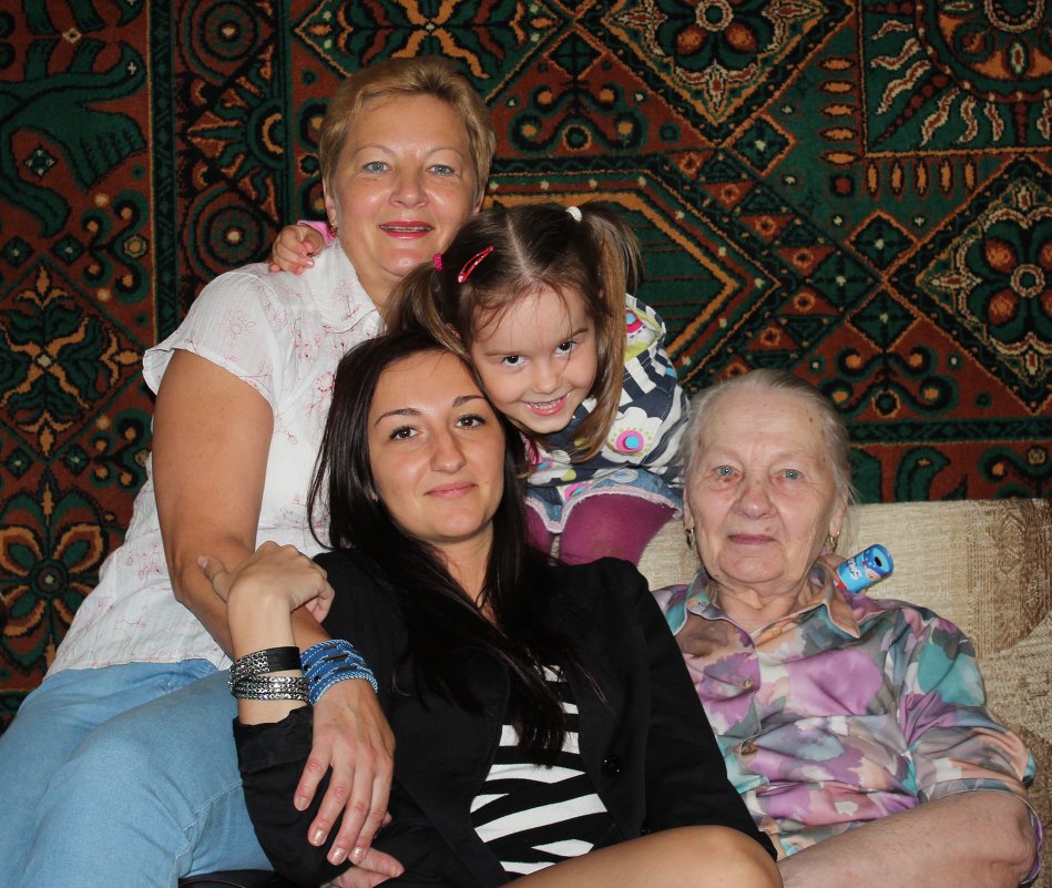 Четыре поколения. - Людмила Жданова
