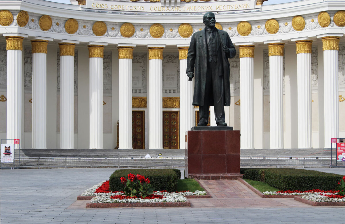 Памятник Ленину на ВДНХ - Любовь ***