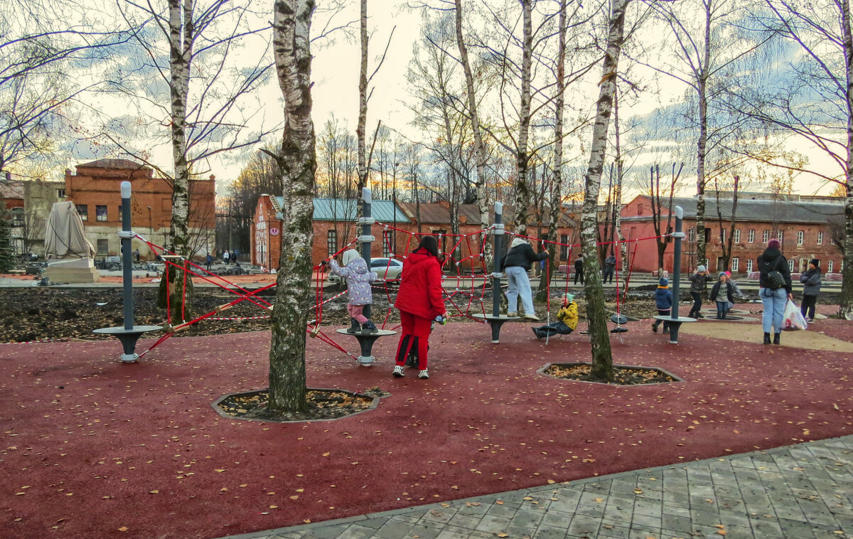 На детской площадке - Сергей Цветков