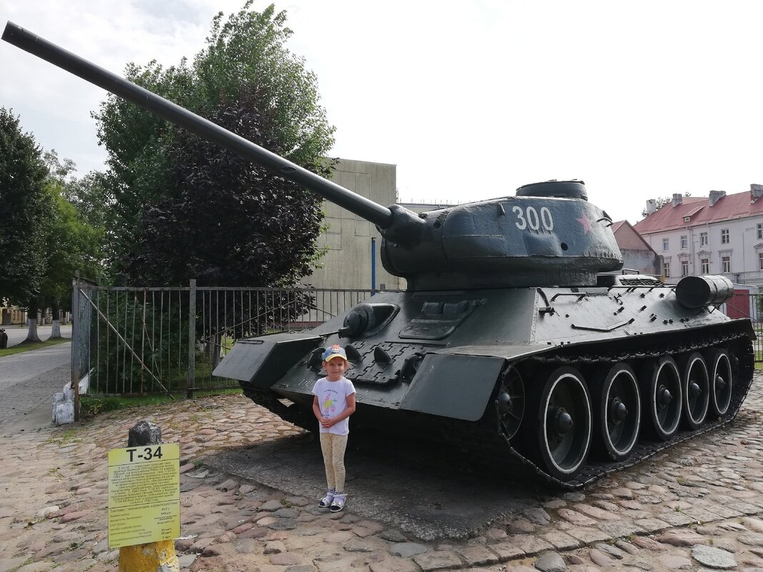 Девочка и танк. Танк Т-34 - Людмила Жданова