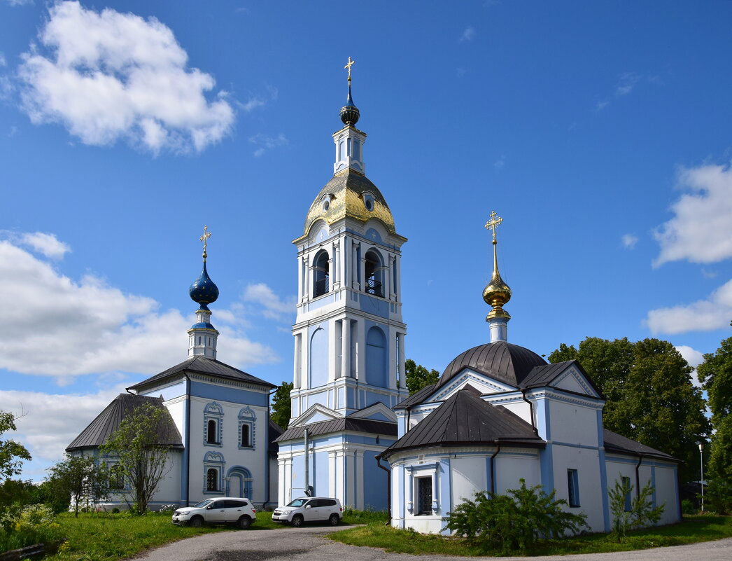 Суздаль. Знаменская церковь, колокольня и Ризоположенская церковь - Galina Leskova