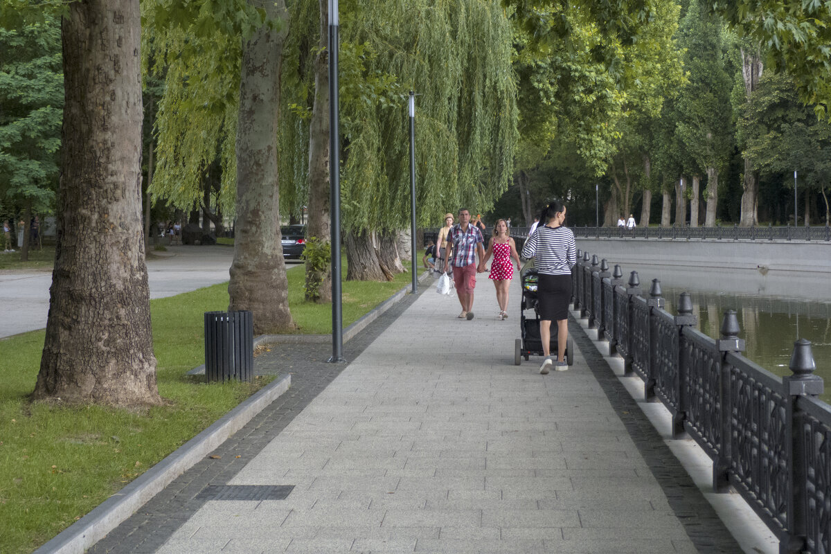Пешеходы на набережной Салгира - Валентин Семчишин