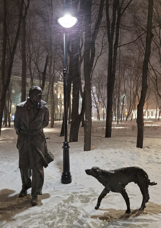 Прогулка в парке с любимой собакой (памятник Гавриилу Троепольскому) - Татьяна Машошина