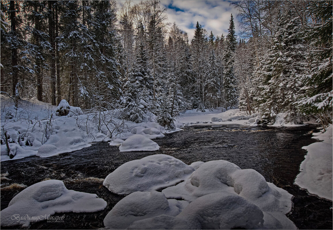 "Камни в снегу у лесной северной реки"© - Владимир Макаров