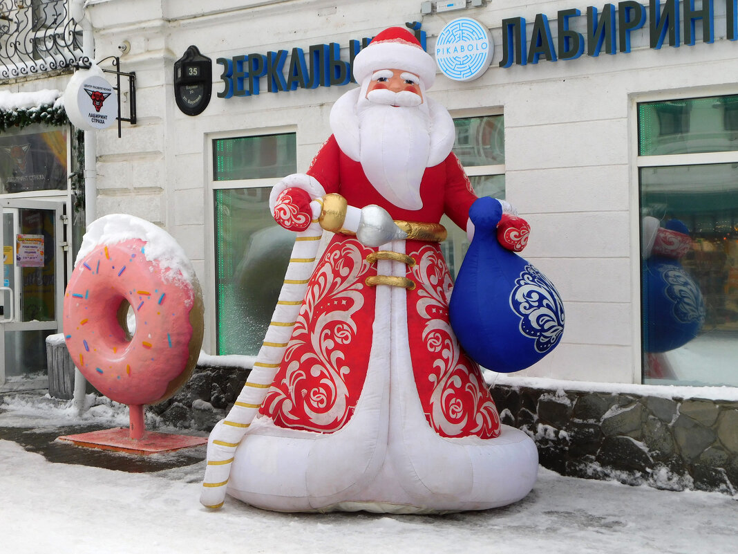 Фигура Деда Мороза на улице Баумана - Наиля 