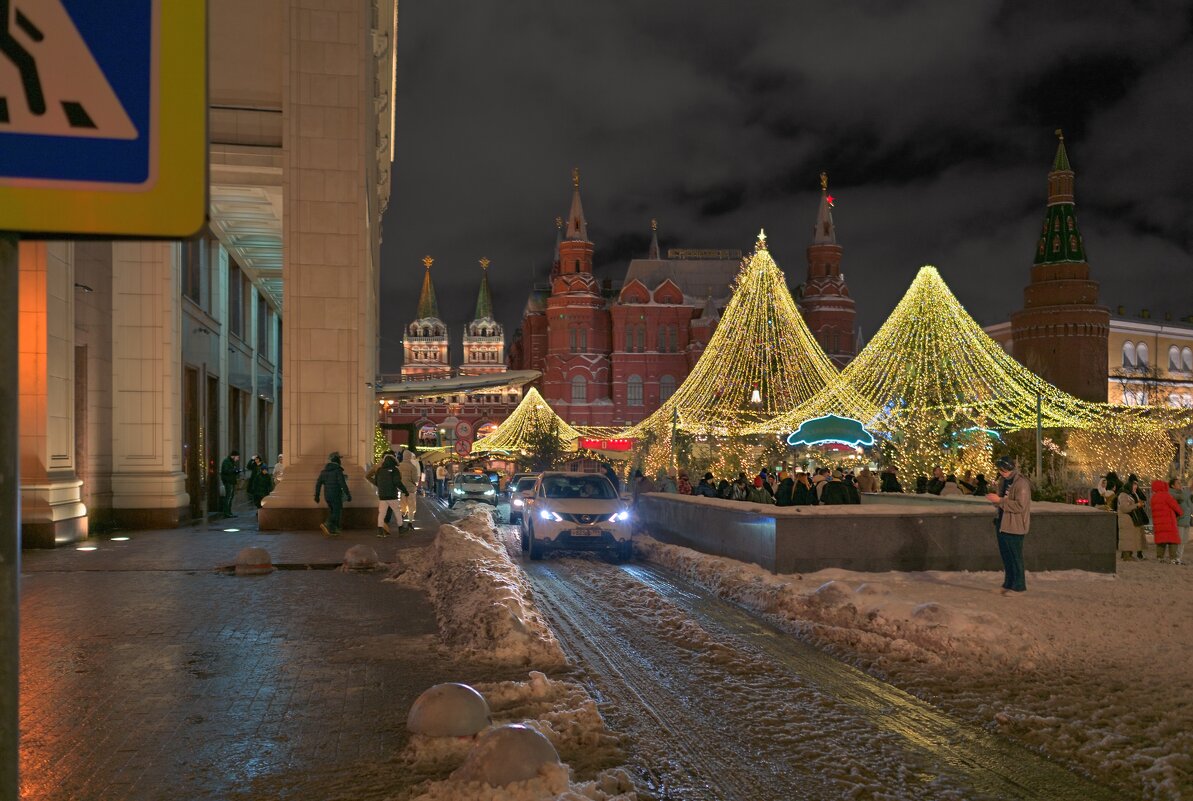 Возле гостиницы Москва - Yevgeniy Malakhov