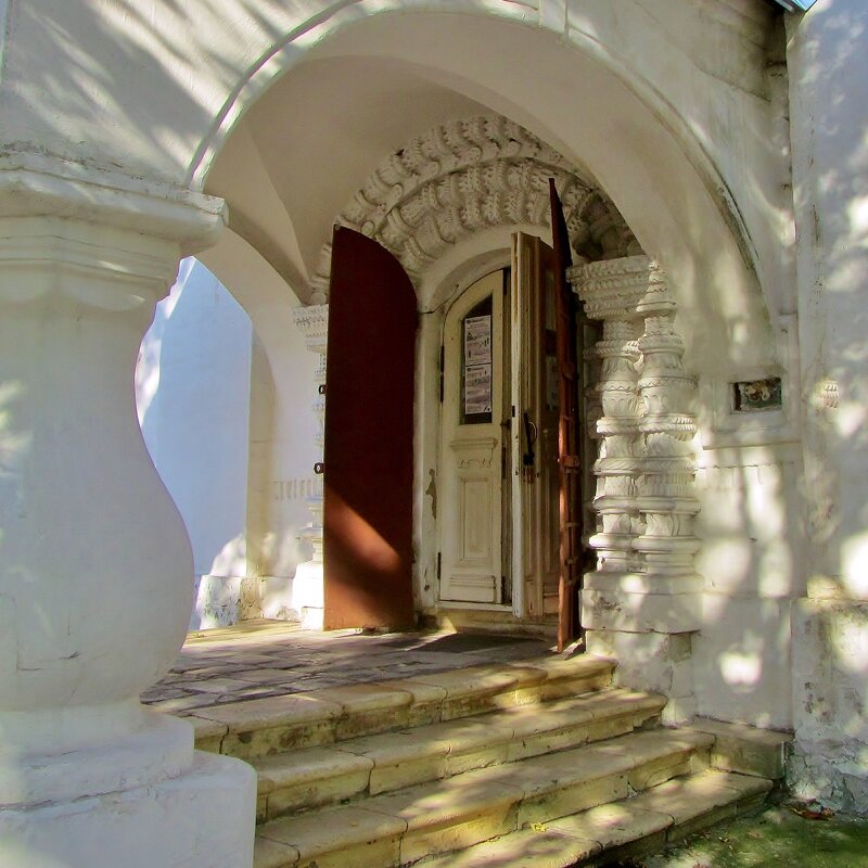 ..почти потайной вход в церковь Святого Владимира в Старых Садех.. - galalog galalog