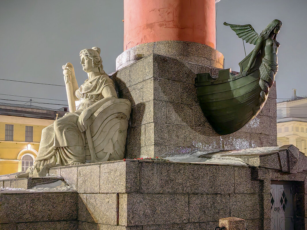 Статуя Невы у основания Ростральной колонны - Любовь Зинченко 