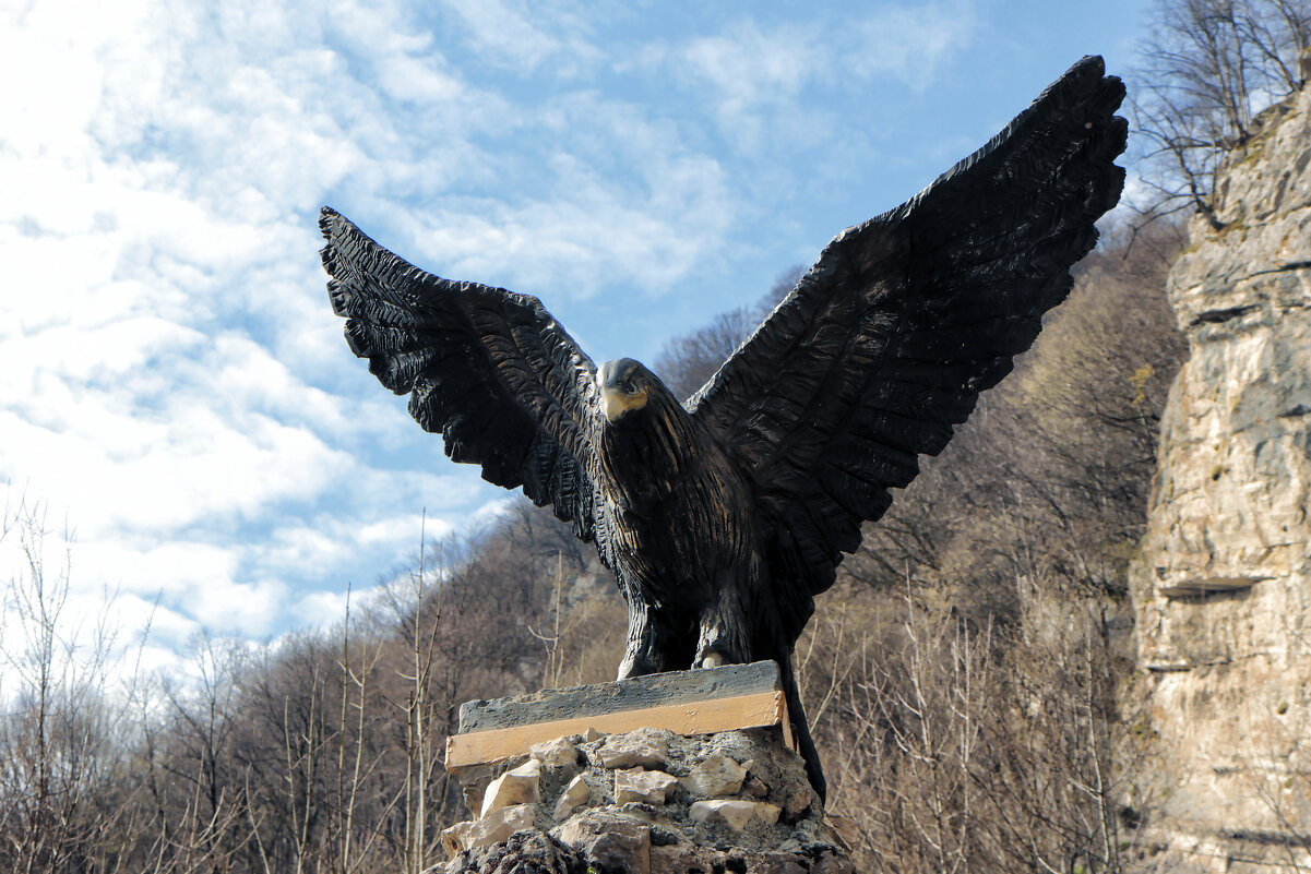 Скульптура орла в Алагирском ущелье недалеко от памятника Уастырджи - Oleg S