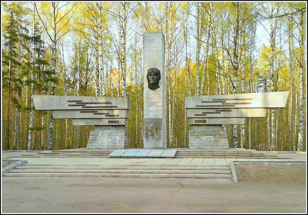 Мемориал  погибшим героям-лётчикам, выпонявшим боевые действия с аэродрома в Сосновке - Юрий Велицкий