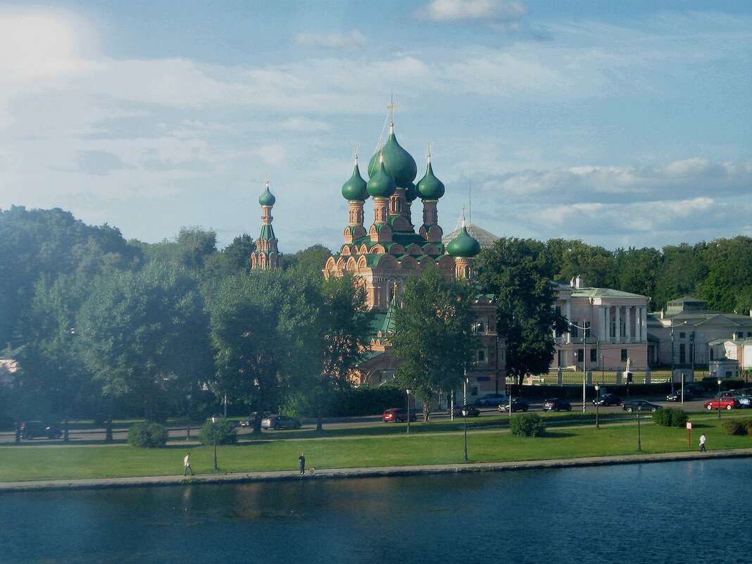 Церковь Троицы Живоначальной. Снимок сделан с монорельса. - Мария Васильева