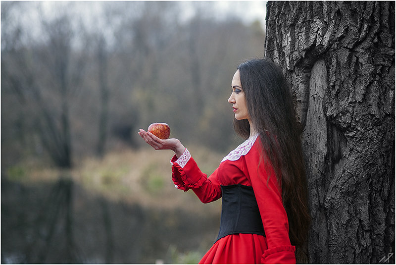 Девушка с яблоком - Ренат Менаждинов