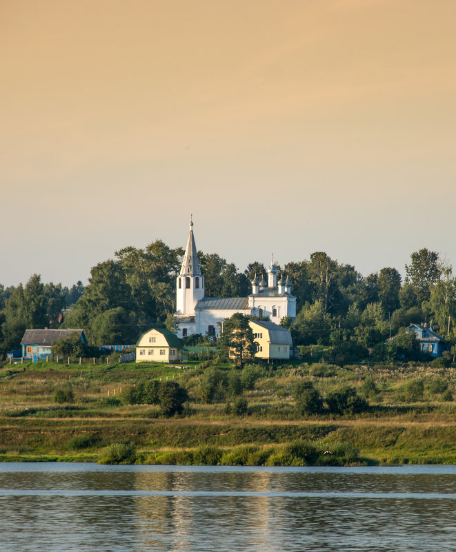 Белая церковь на берегу Волги - Валерий Смирнов