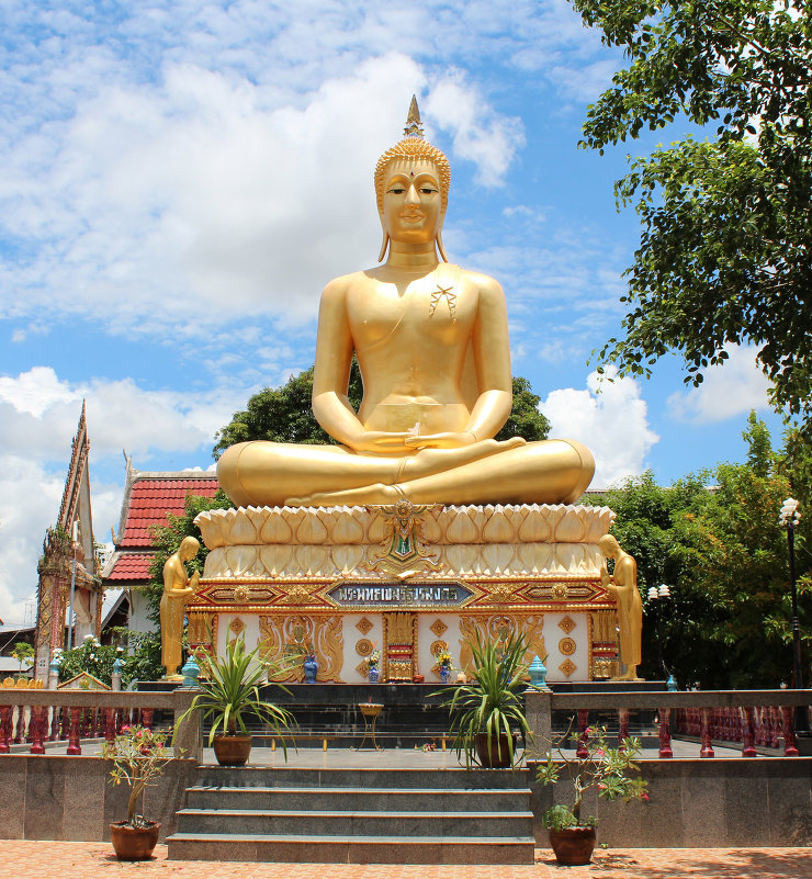 Северо-восточный Таиланд, статуя Будды в монастыре - Владимир Шибинский