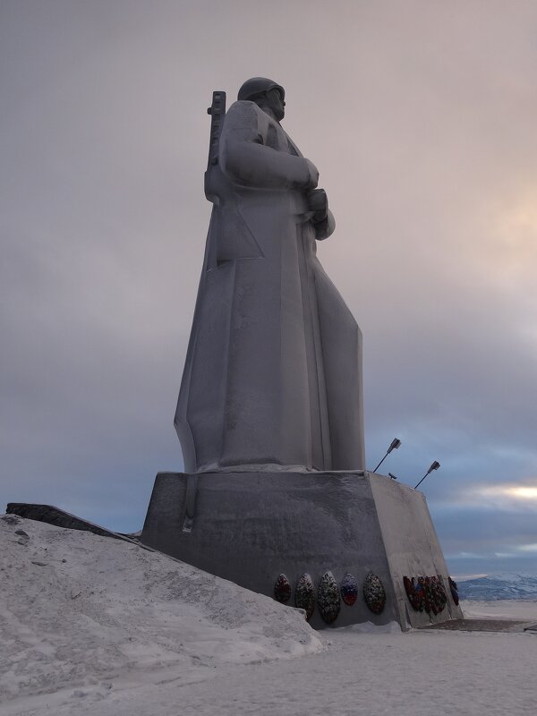 Памятник русскому солдату в Мурманске - Лидия Бусурина