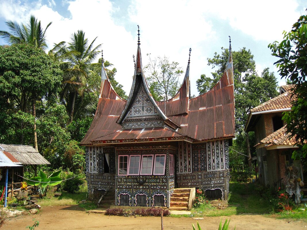 Расписной домик Минангкабау, Суматра, Индонезия. - unix (Илья Утропов)