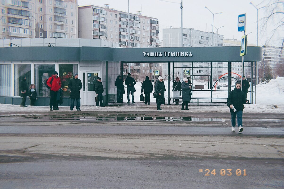 Народ ждёт автобус, на дачу или работу. - Игорь Солдаткин