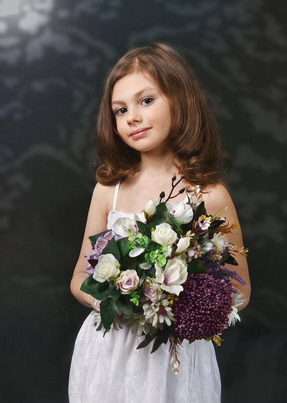 Девочка с букетом цветов - Елена Соловьева