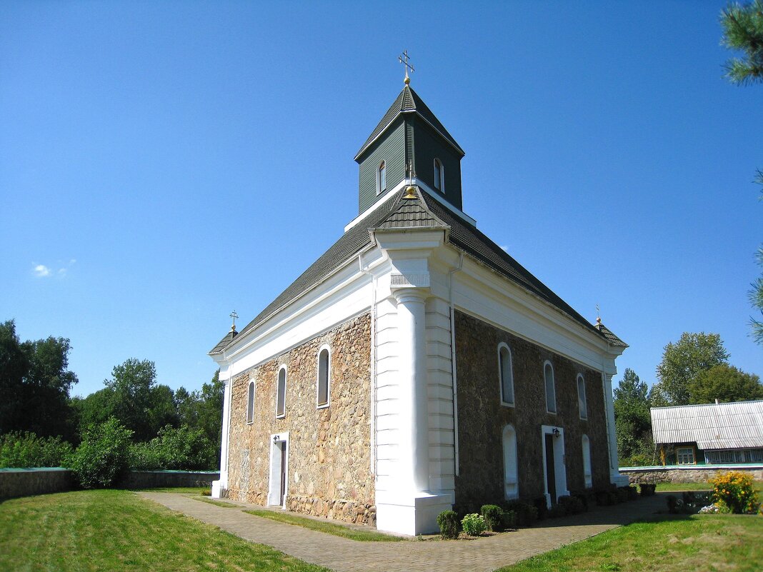 Треугольная церковь в деревне Большая Своротва, Беларусь. - unix (Илья Утропов)