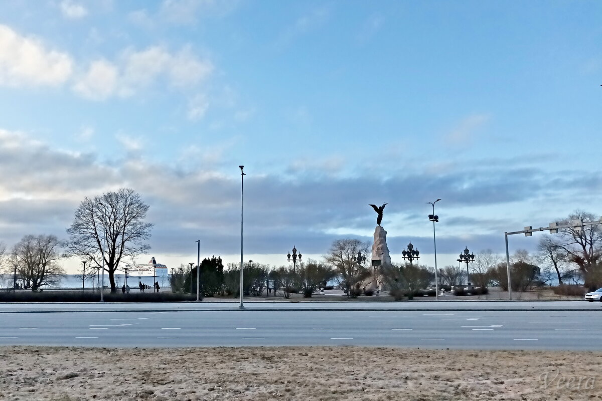 Набережная с видом на памятник "Русалка" - veera v