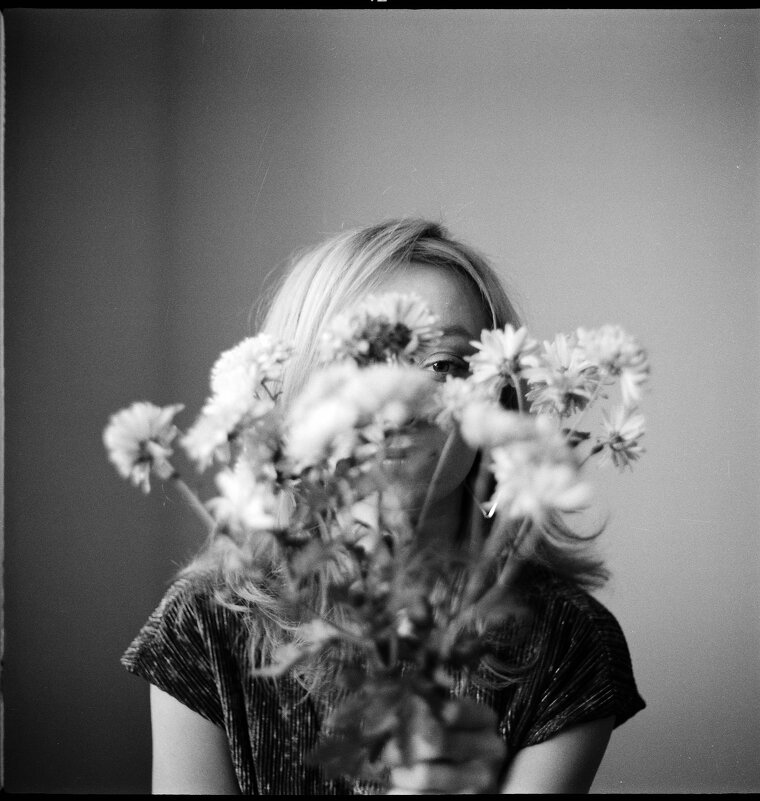 Лариса с цветами - Vasiliy Morozow