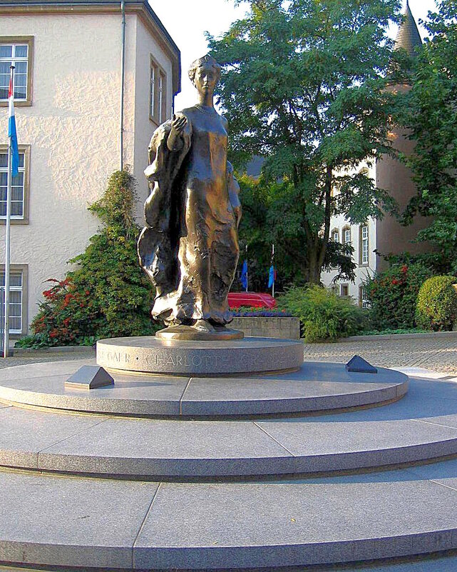 Люксембург.  Памятник герцогине Шарлотте - Ольга Довженко