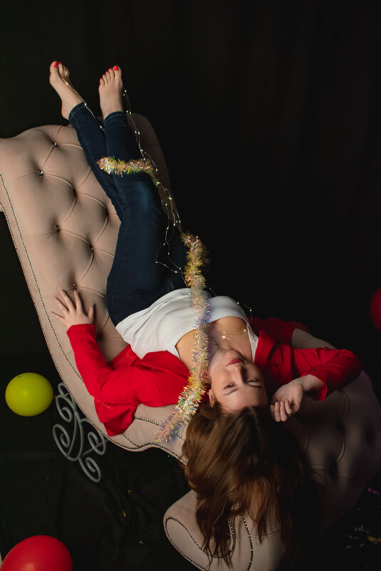 Девушка в красном лежит на кресле - Николай Чекалин