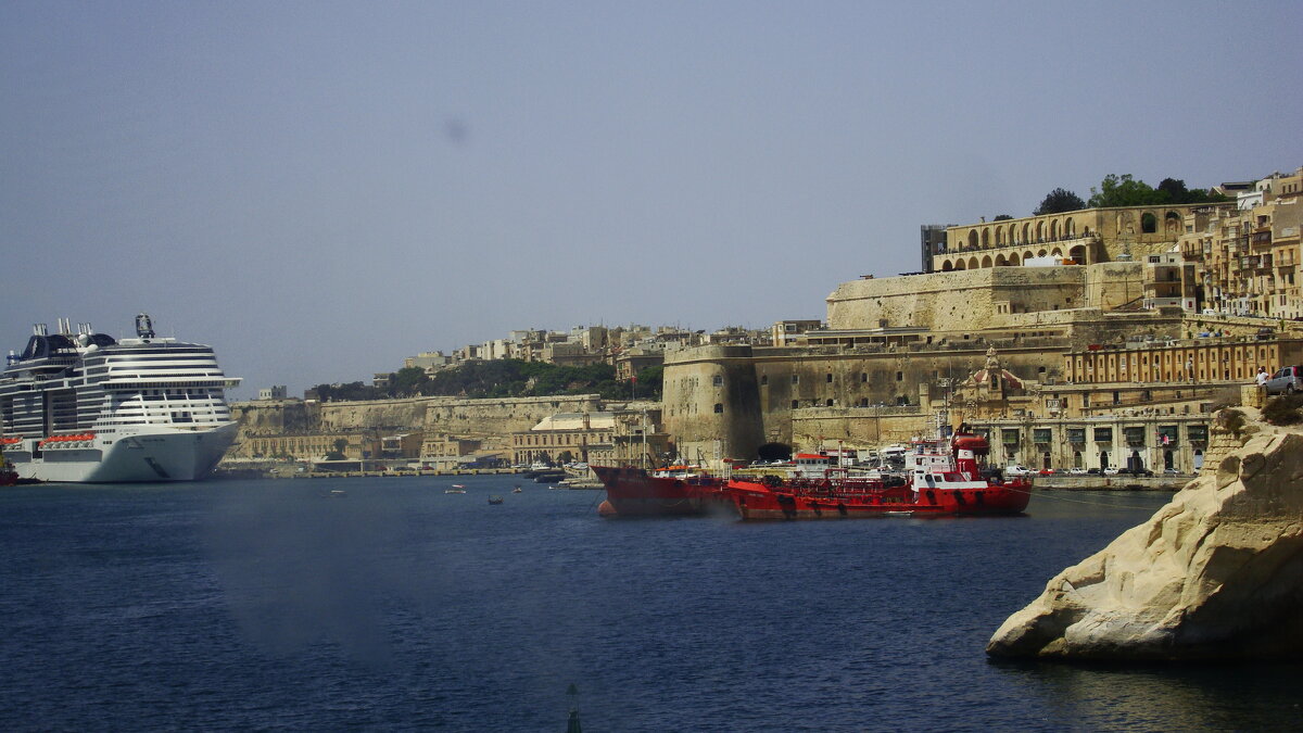Кипит работа в порту (ведь на Мальте всё привозное). - Елена 