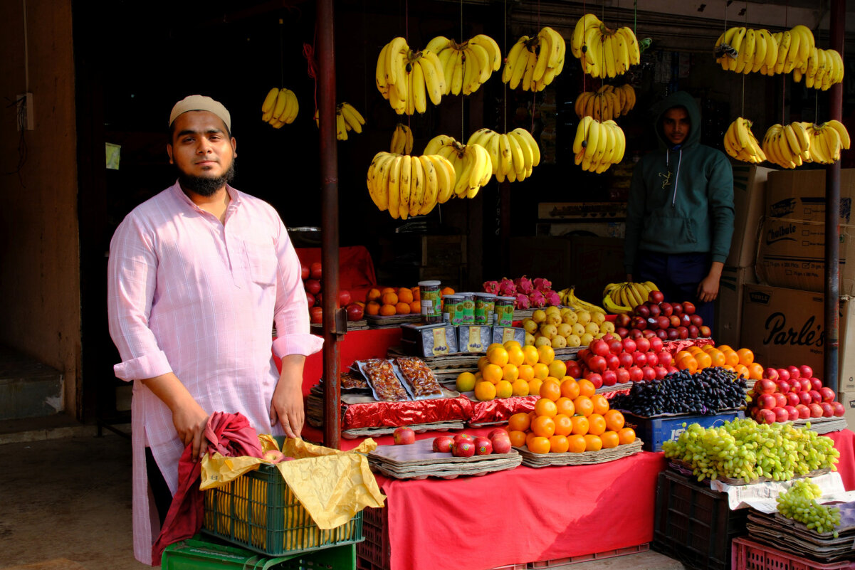 Продавец фруктов на рынке - Георгий А