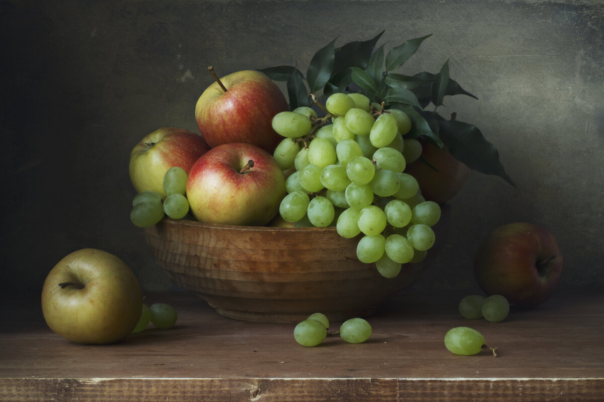 Натюрморт с виноградом и яблоками - Максим Вышарь