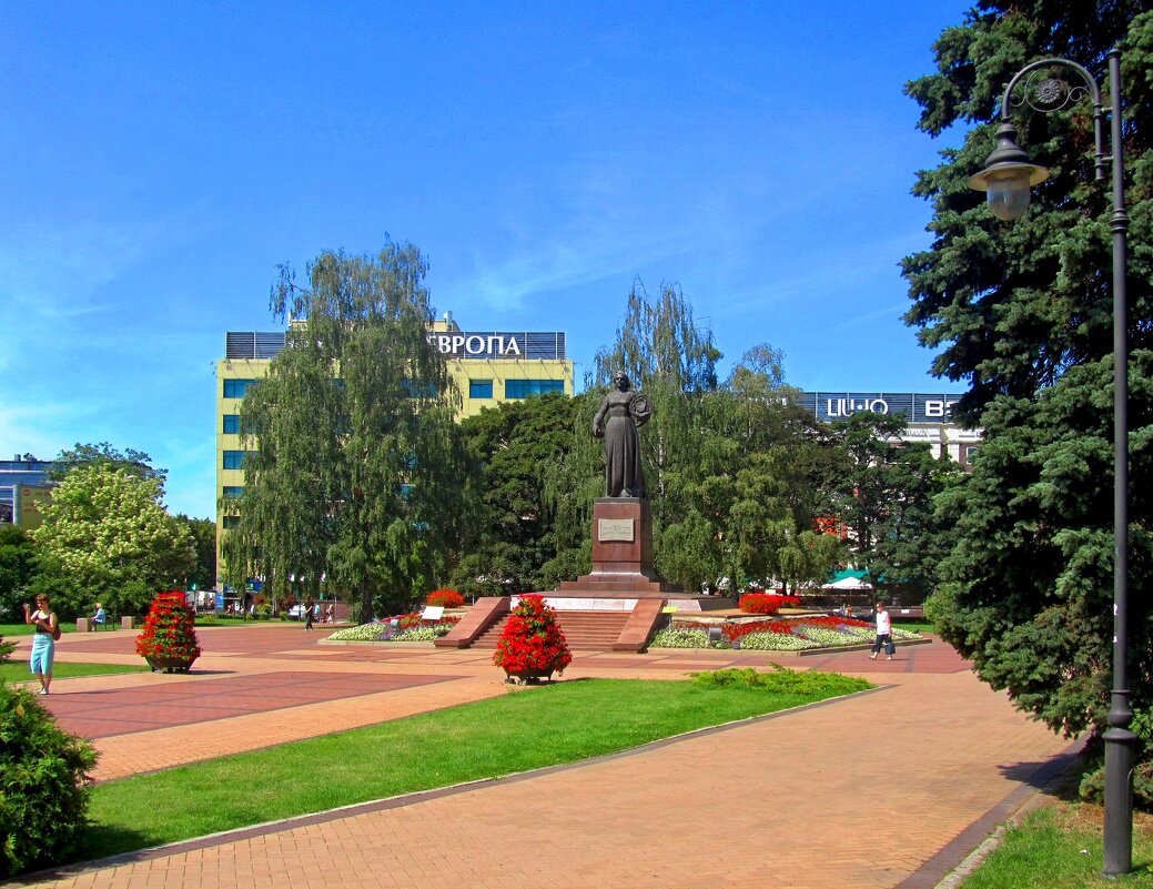 В сквере - Сергей Карачин