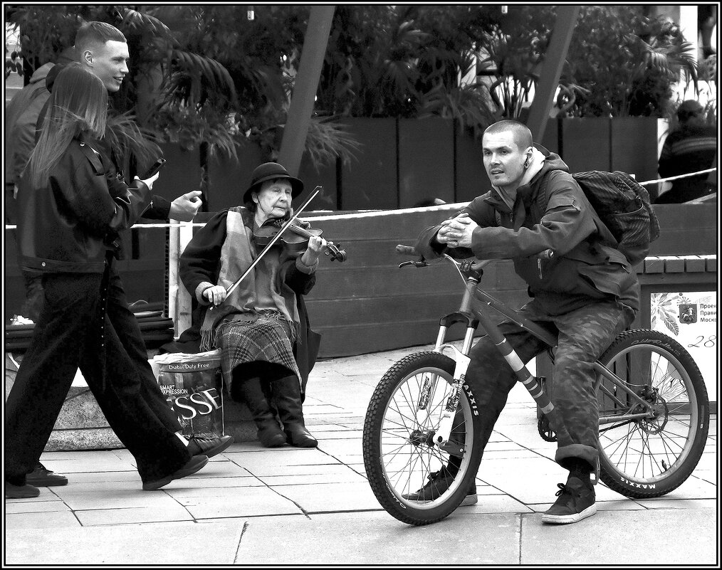.... Каприз Паганини для велосипедиста .....( Альбом "Жизнь улиц") - Виктор 