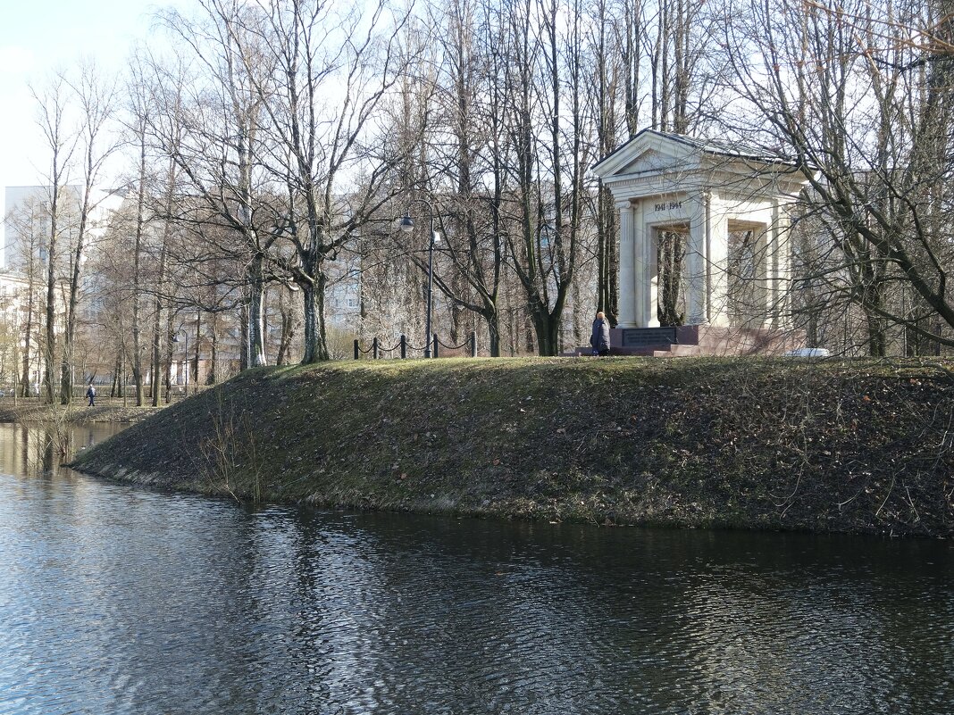 Памятник «Ротонда» в Московском парке Победы в Петербурге - Лидия Бусурина