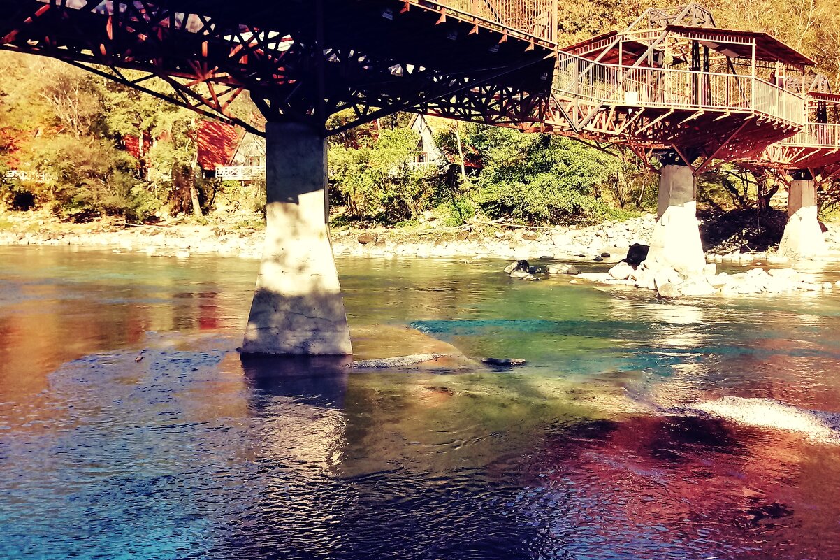 Дневной цвет реки  Бзыбь под стеклянным мостом - Елена (ЛенаРа)