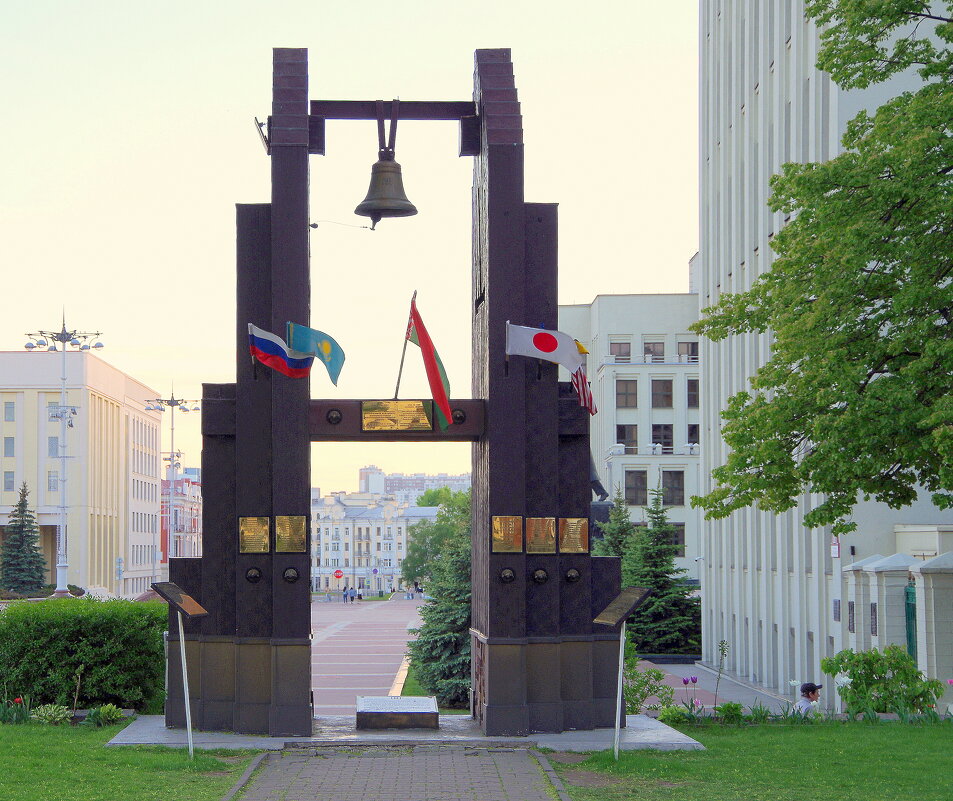 На площади Независимости в Минске находится «Колокол Нагасаки». - Валерий Новиков
