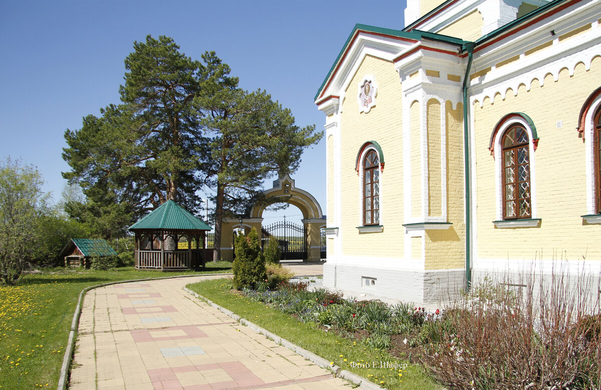 В подворье монастыря - Евгений Шафер