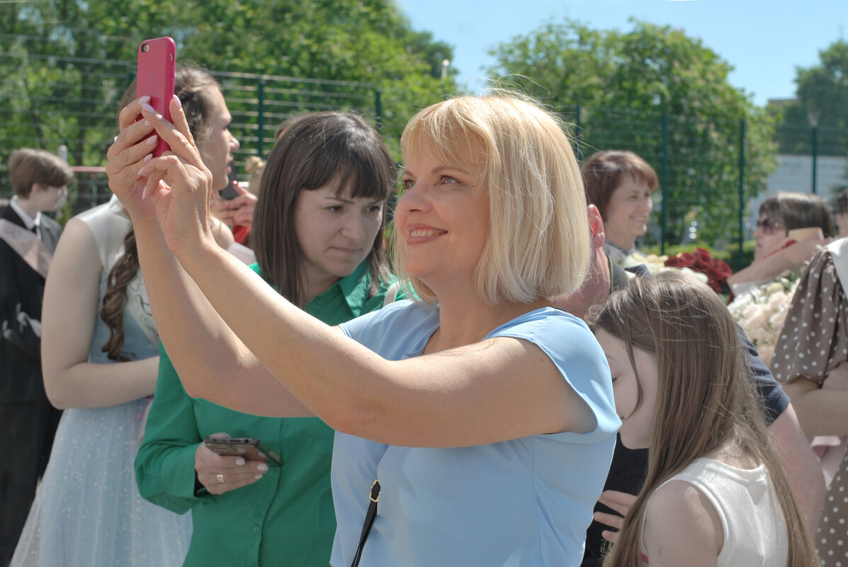 Мама выпускника фотографирует своего почти взрослого сына - Светлана Былинович