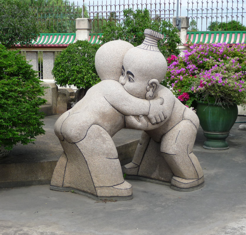 Дозеркалье. Снято мыльницей. Скульптура во дворе китайского храма - Владимир Шибинский