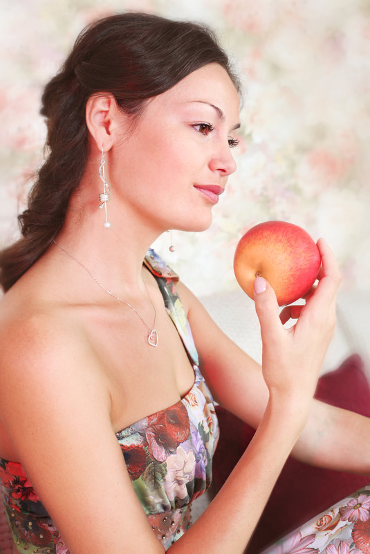girl with apple - Galina Shatokhina