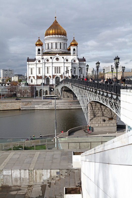 У Патриаршего моста - Наталья Чебыкина