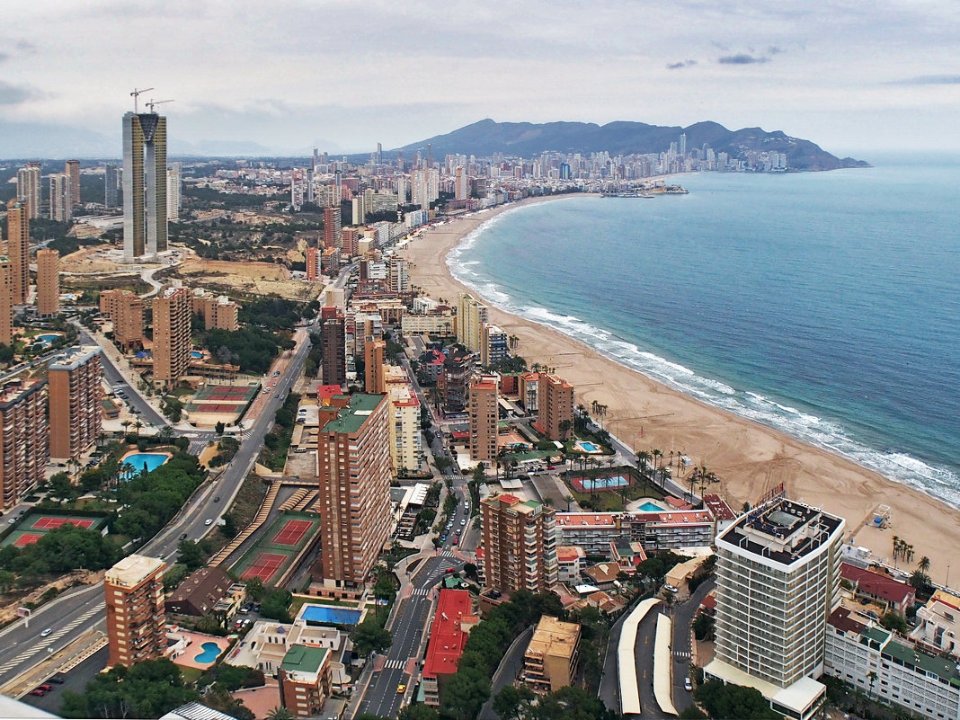 Пляж Бенидорма, вид с 43-го этажа. Испания - Виталий Авакян
