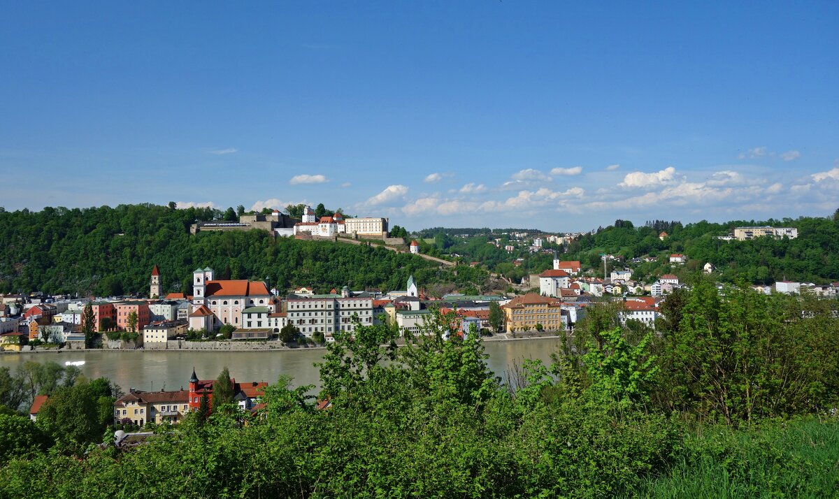 Па́ссау (нем. Passau, ) — город в Нижней Баварии, на границе с Австрией.... - Галина 