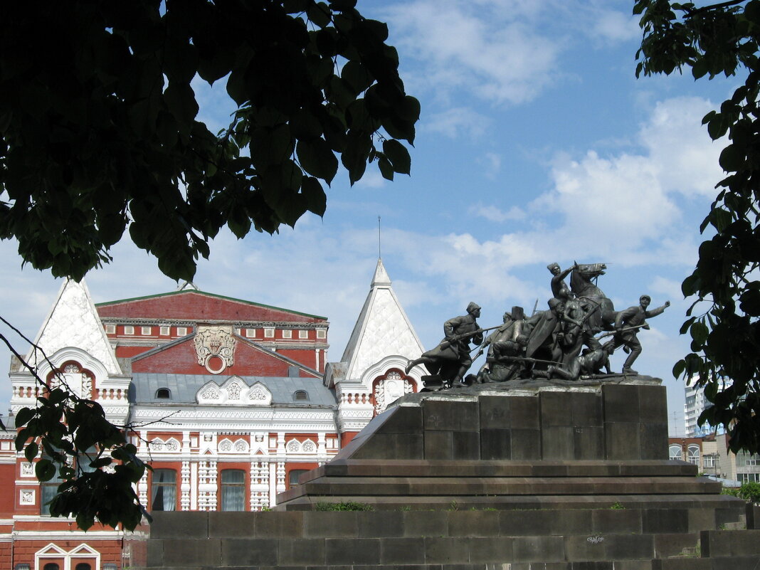 Самара. Драмтеатр. Памятник В. И. Чапаеву - Надежда 