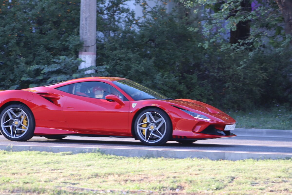 Ferrari F8 - Giant Tao /