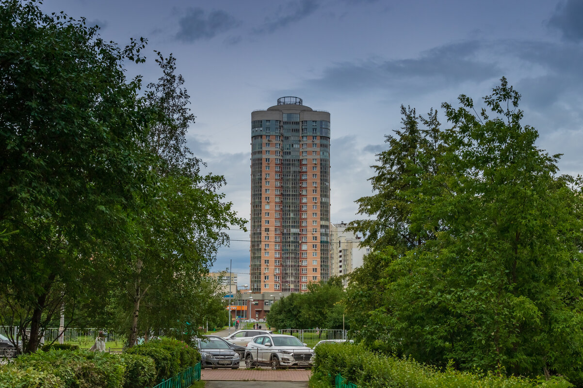 Фото.25.07.2024.Екатеринбург.Тучи над городом. Высотка на ул. Фучика - Михаил Пименов