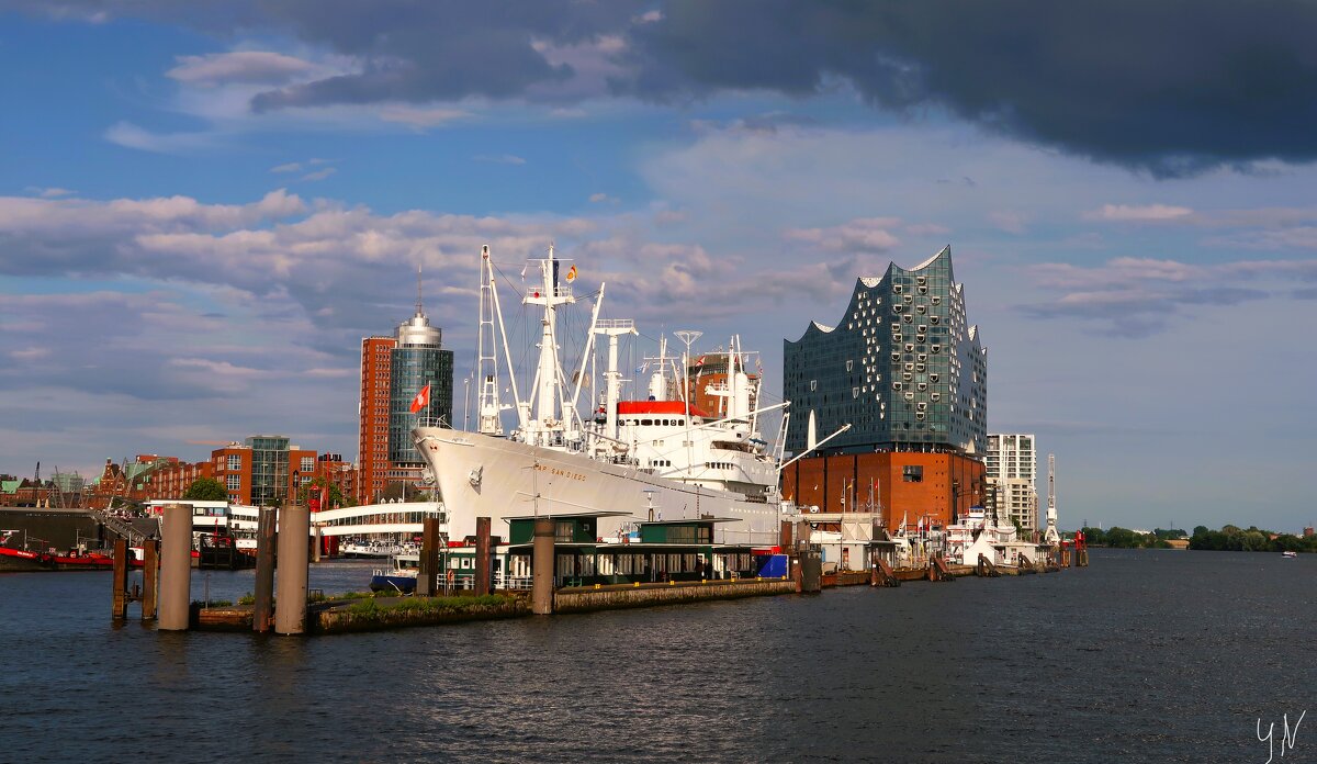 Hamburg. Elbphilharmonie & CAP SAN DIEGO - Nina Yudicheva