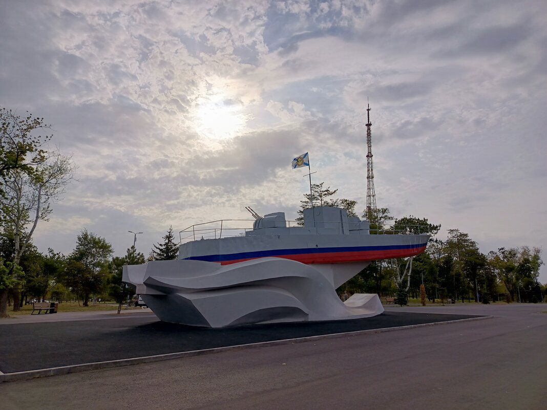 Приморский парк, памятник погибшим  морякам в ВОВ - Татьяна Пальчикова