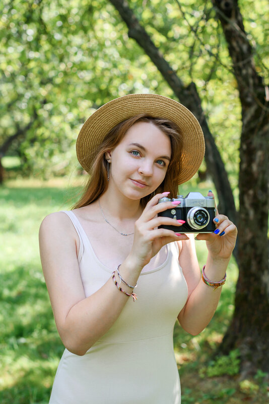 Девушка в парке с фотоаппаратом - Мария Тишина