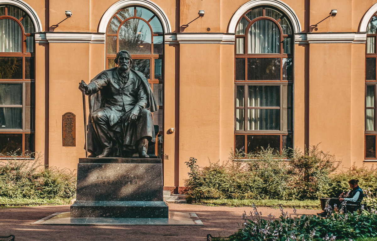 Памятник Тургеневу И.С. на Манежной площади в Питере - Sergei Vikulov