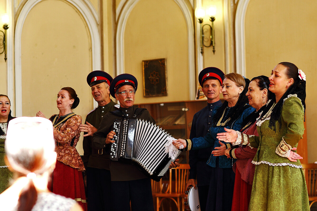 И танцуют, и поют - Юрий Гайворонскiий